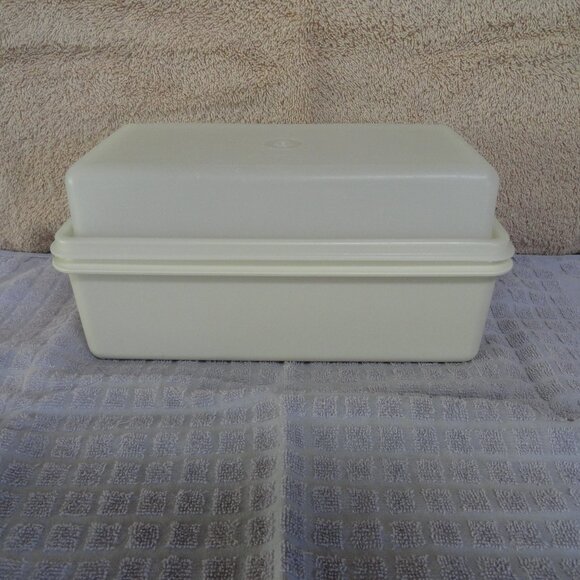 Tupperware, #1508-4, Bread Box, Loaf Keeper, Made in USA - Picture 1 of 9